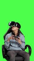 främre se kvinna gamer vinnande video spel uppkopplad med virtuell verklighet headsetet och smartphone, njuter konkurrens med e sport cyberrymden på mobil telefon. flicka fira gaming seger. kamera b.