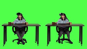 pOV av spelare använder sig av virtuell verklighet på video spel och förlorande runda, känsla frustrerad och missnöjd med henne turnering fel. gamer med vr glasögon på skrivbord spelar e sport tävling. kamera a.