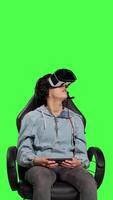 främre se kvinna spelare användningar virtuell verklighet headsetet till spela med vänner uppkopplad på internet förbindelse, har roligt med gaming konkurrens. gamer spelar i turnering med vr interaktiv glasögon. kamera b. video