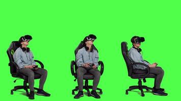 vrouw spelen video spellen gebruik makend van virtueel realiteit koptelefoon in studio, genieten van cyberspace 3d gaming toernooi tegen groene scherm achtergrond. gamer hebben pret met vr bril. camera a.