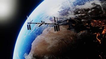 Internationale ruimte station in een baan om de aarde de aarde gedurende zon drijft. drijvend ruimteschip in de universum, shuttle in atmosfeer. afbeeldingen van nasa. 3d geven animatie video