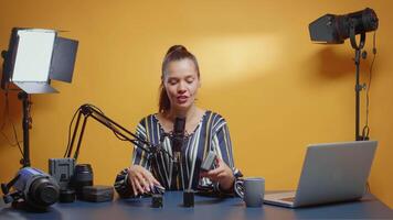 Video Blogger Herstellung ein Produkt Vergleich zwischen zwei Typen von np-f Batterien. Inhalt Schöpfer Neu Medien Star Influencer auf Sozial Medien reden Fachmann Video Foto Ausrüstung zum online Internet Netz Show