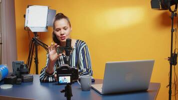 variável WL filtro Reveja de profissional conteúdo O Criador dentro dela estúdio. nos bastidores visualização. conteúdo O Criador Novo meios de comunicação Estrela influenciador em social meios de comunicação falando vídeo foto equipamento para conectados Internet rede mostrar video