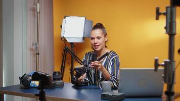 nos bastidores do vlogger gravação para a Câmera tutorial sobre fluido cabeças dentro profissional estúdio. influenciador fazer conectados Internet conteúdo sobre vídeo equipamento para rede assinantes e distribuição, digital vlog falando filme video