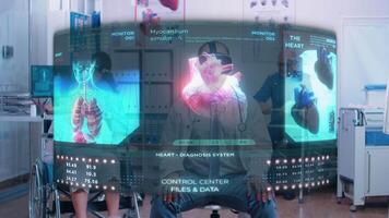 chirurg met vr bril op zoek Bij medisch hologram voordat het uitvoeren van operatie Aan geduldig in rolstoel. futuristische chirurgie en diagnose systeem in geneeskunde voor gehandicapten senior met verlamming trauma. Gezondheid zorg toekomst video