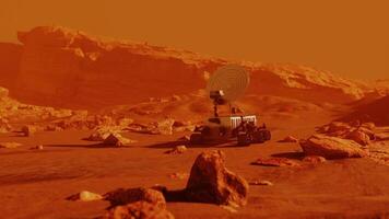 klein rover Aan Mars rood planeet oppervlakte verkennen. landschap missie wetenschap en ruimte kosmos heelal exploratie in univers en ruimte, robot voertuig in kosmos. 3d geven animatie video