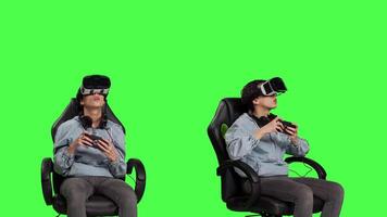 spelare njuter cyberrymden gaming konkurrens med vr glasögon på smartphone app, spelar mobil video spel med interaktiv virtuell verklighet headset. kvinna spelar turnering, grönskärm. kamera b.