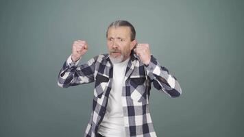 man har en nervös bryta ner i främre av de kamera. video