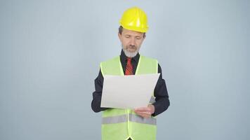 le ingénieur examine le projet dans le sien mains. video