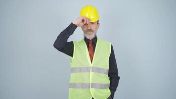 el ingeniero vistiendo un difícil sombrero y sonriente. video