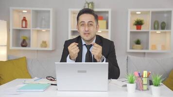 casa ufficio lavoratore uomo dà motivazionale discorso. video