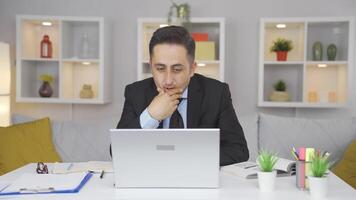 casa escritório trabalhador homem nervosamente esperando às computador portátil. video