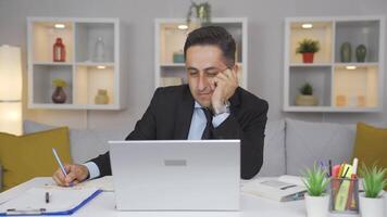 Accueil Bureau ouvrier homme est fatigué et somnolent. video