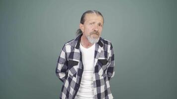 man ser på kamera med nyfiken uttryck. video