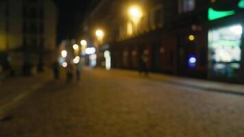 ville rue à nuit avec floue automobile éclairage sur asphalte route surface video