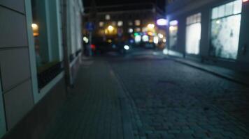 urbano crepúsculo. embaçado noite cena do cidade rua com escuro rua iluminação video
