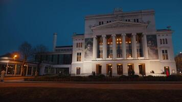 28 februari, 2024 - riga, Letland. 's nachts wonder. Lets nationaal opera in Riga met gloeiend kolommen video