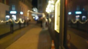 embaçado cidade rua cena às noite com brilhando automotivo iluminação video