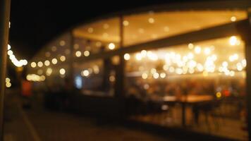 Noche mermelada. borroso vídeo de músicos en terraza bar con bailando multitud video