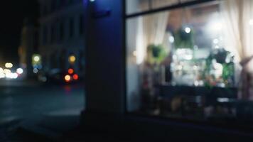 uma embaçado cenário do uma loja janela às noite video