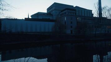 torenhoog gebouw door water in stad, metaal facade, composiet materiaal, appartementen video