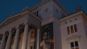 28 februari, 2024 - riga, Letland. nachtelijk elegantie. Lets nationaal opera in Riga schijnend in nacht lucht video