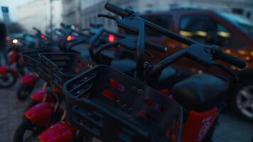 un' riga di moto parcheggiata Il prossimo per ogni altro su un' città strada video