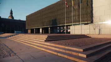 28 februari, 2024 - riga, Letland. museum van bezetting in Riga gedurende een zonnig dag video