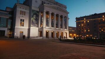 28 februari, 2024 - riga, Letland. nachtelijk vitrine. Lets nationaal opera in Riga verlichte met pracht video