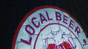 ancien ambiance. local Bière signe avec électrique bleu Police de caractère dans métal cercle conception video