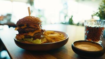 rápido comida banquete. delicioso hamburguesa y papas fritas arreglado en cuenco video