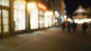 embaçado imagem do pessoas caminhando em cidade rua às meia noite video