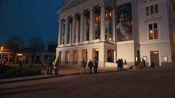 28 Februar, 2024 - - Riga, Lettland. majestätisch Erleuchtung. lettisch National Oper im riga leuchtet beim Nacht video