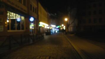 ciudad calle a medianoche, edificios iluminado por automotor Encendiendo en oscuridad video