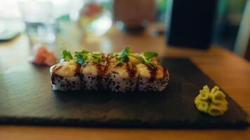 Sushi Verlockung. Nahansicht von lecker Sushi rollen auf schwarz Platte, perfekt Finger Essen Vergnügen video