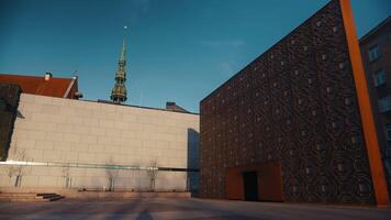 museum av ockupation i riga under en solig dag video