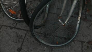städtisch Verfall. Reihe von Fahrräder geparkt mit mehrere ausstellen gebrochen Räder video