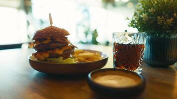 rápido comida plato con hamburguesa y papas fritas en un cuenco en mesa video