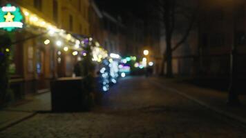 un' sfocato immagine di un' strada a notte con un' ristorante nel il sfondo video