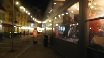 Nacht Szene von ein Stadt Straße mit ein verschwommen Restaurant Gebäude im das Hintergrund video