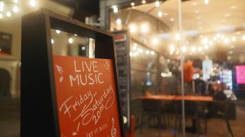 restaurante com viver música evento, placa escrito dentro vidro Fonte video