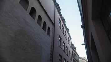 observando uma alta construção com arqueado janelas contra a céu video