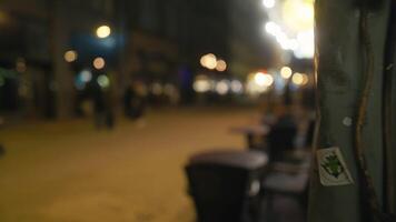 une flou image de une nuit scène à une restaurant avec les tables et chaises video