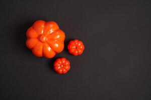 Víspera de Todos los Santos fondo, naranja decorativo el plastico calabaza negro cartulina foto