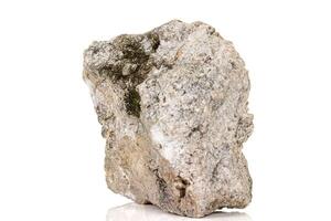 macro de un mineral Roca vesuvianita en un blanco antecedentes foto