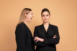 jefe Gritando a empleado. colega gritando en obrero. bulling en trabajar. uno mujer gritos otro mujer en pie aislado color antecedentes foto