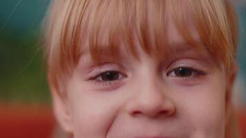 retrato jovem criança menina criança olhando às Câmera olhos fechar-se macro olhando para Câmera, dentro de casa video