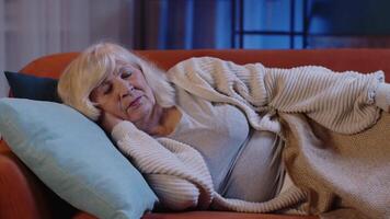 assustado cansado Senior mulher acorda acima a partir de mau pesadelo dentro quarto às lar, estresse nervosismo ansiedade video