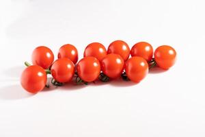Cereza Tomates aislado en el blanco antecedentes foto