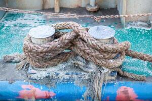 cerca arriba de barco cuerda atado en figura ocho listón enganche foto